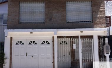 Dúplex en venta de 3 dormitorios, baño en suit c/ cochera en Centenario