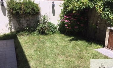 Dúplex en venta de 3 dormitorios, baño en suit c/ cochera en Centenario