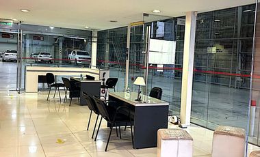 Importante propiedad comercial en alquiler ubicada en Avda. Almirante Brown