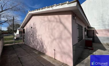 Casa en venta de 2 dormitorios c/ cochera en Costa Azul
