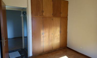 EUSKADI ALQUILA EXCELENTE DEPTO SOBRE AV. MITRE - ARS 670000