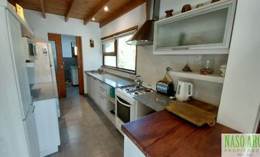 Hermosa propiedad de diseño en venta en Sierra de los Padres. Gas natural