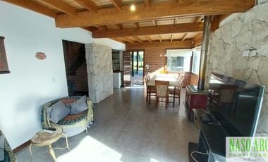 Hermosa propiedad de diseño en venta en Sierra de los Padres. Gas natural