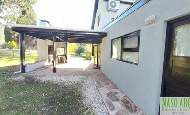 Hermosa propiedad de diseño en venta en Sierra de los Padres. Gas natural