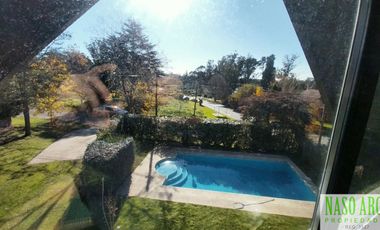 Hermosa propiedad de diseño en venta en Sierra de los Padres. Gas natural