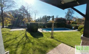 Hermosa propiedad de diseño en venta en Sierra de los Padres. Gas natural