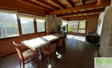 Hermosa propiedad de diseño en venta en Sierra de los Padres. Gas natural