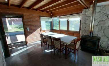 Hermosa propiedad de diseño en venta en Sierra de los Padres. Gas natural