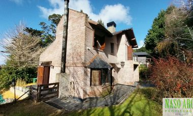 Chalet en venta en Sierra de los Padres. Gas natural. APTO CREDITO.