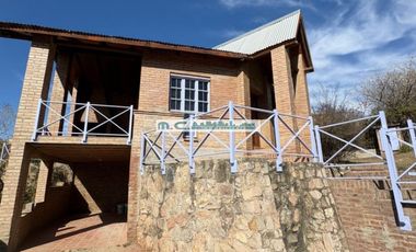 V195. ICHO CRUZ SIERRA. CASA C/PILETA, GALERIA, DOS DORMITORIOS