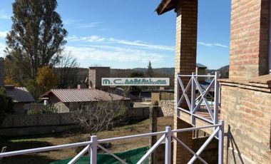 V195. ICHO CRUZ SIERRA. CASA C/PILETA, GALERIA, DOS DORMITORIOS