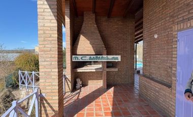 V195. ICHO CRUZ SIERRA. CASA C/PILETA, GALERIA, DOS DORMITORIOS