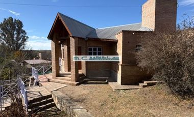 V195. ICHO CRUZ SIERRA. CASA C/PILETA, GALERIA, DOS DORMITORIOS