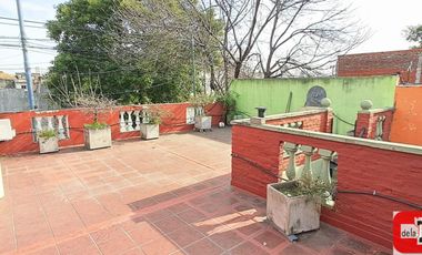 Casa en venta c/ patio, terraza y garage en Parque Patricios