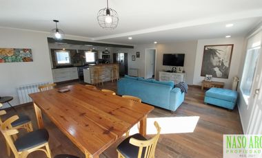 Hermosa Casa con excelente diseño en venta en Sierra de los Padres. Gas Natural