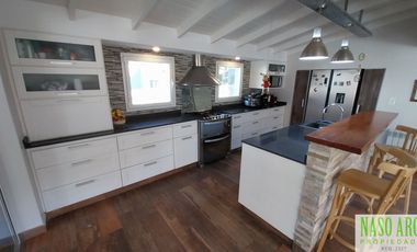 Hermosa Casa con excelente diseño en venta en Sierra de los Padres. Gas Natural