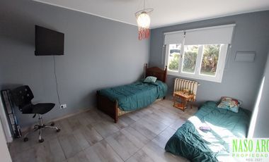 Hermosa Casa con excelente diseño en venta en Sierra de los Padres. Gas Natural