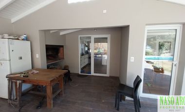 Hermosa Casa con excelente diseño en venta en Sierra de los Padres. Gas Natural