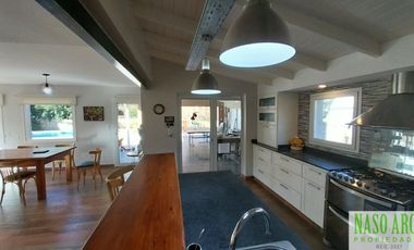 Hermosa Casa con excelente diseño en venta en Sierra de los Padres. Gas Natural