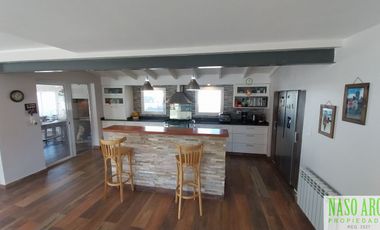 Hermosa Casa con excelente diseño en venta en Sierra de los Padres. Gas Natural