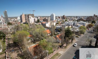 Departamento en venta c/ cochera en Área Centro Este