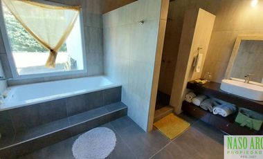 RETASADA!! PROPIEDAD DE CATEGORIA EN VENTA EN SIERRA DE LOS PADRES. GAS NATURAL