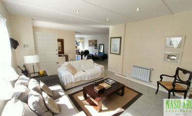 RETASADA!! PROPIEDAD DE CATEGORIA EN VENTA EN SIERRA DE LOS PADRES. GAS NATURAL