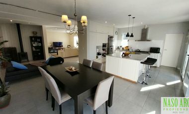 RETASADA!! PROPIEDAD DE CATEGORIA EN VENTA EN SIERRA DE LOS PADRES. GAS NATURAL