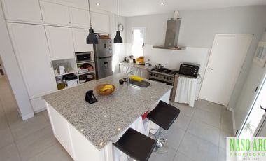 RETASADA!! PROPIEDAD DE CATEGORIA EN VENTA EN SIERRA DE LOS PADRES. GAS NATURAL