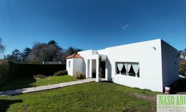 RETASADA!! PROPIEDAD DE CATEGORIA EN VENTA EN SIERRA DE LOS PADRES. GAS NATURAL