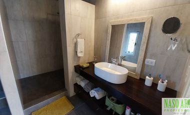 RETASADA!! PROPIEDAD DE CATEGORIA EN VENTA EN SIERRA DE LOS PADRES. GAS NATURAL