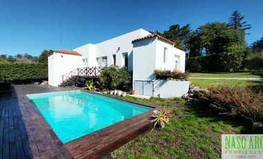 RETASADA!! PROPIEDAD DE CATEGORIA EN VENTA EN SIERRA DE LOS PADRES. GAS NATURAL