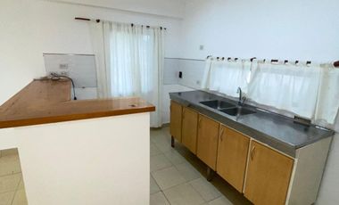 Casa en venta c/ cochera en Monte Vera