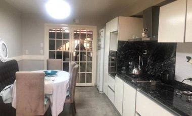 EXCELENTE CASA – 5 AMB – ¡ TERRAZA CON DECK Y PISCINA !