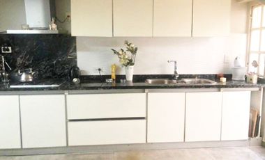 EXCELENTE CASA – 5 AMB – ¡ TERRAZA CON DECK Y PISCINA !