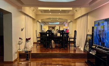 EXCELENTE CASA – 5 AMB – ¡ TERRAZA CON DECK Y PISCINA !