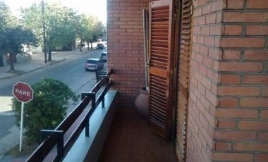 EXCELENTE CASA – 5 AMB – ¡ TERRAZA CON DECK Y PISCINA !