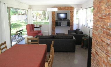 CASA de 4 AMB. SOBRE LOTE DE 675 M2 - Mar de las Pampas | Cod.0046