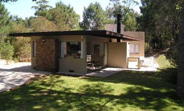 CASA de 4 AMB. SOBRE LOTE DE 675 M2 - Mar de las Pampas | Cod.0046