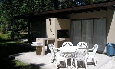 CASA de 4 AMB. SOBRE LOTE DE 675 M2 - Mar de las Pampas | Cod.0046