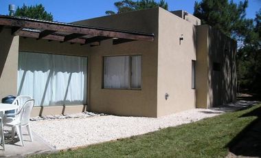 CASA de 4 AMB. SOBRE LOTE DE 675 M2 - Mar de las Pampas | Cod.0046