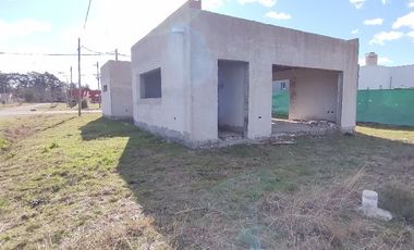 154 bis y 421 - Arturo Seguí- Casa a terminar