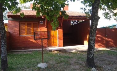 00201 Casa en alquiler de 2 dormitorios c/ cochera en Villa Cura Brochero