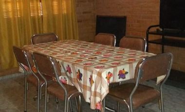 00201 Casa en alquiler de 2 dormitorios c/ cochera en Villa Cura Brochero