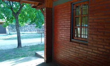 00201 Casa en alquiler de 2 dormitorios c/ cochera en Villa Cura Brochero