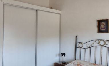 00090 Casa p/ 6 con amplio parque a mts del Rio y de plaza- con cochera