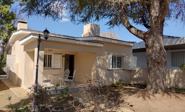 00090 Casa p/ 6 con amplio parque a mts del Rio y de plaza- con cochera