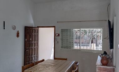 00090 Casa p/ 6 con amplio parque a mts del Rio y de plaza- con cochera