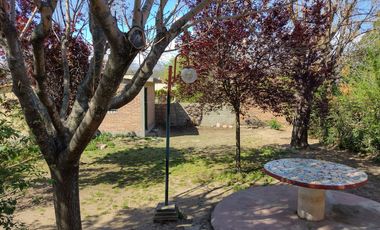 00090 Casa p/ 6 con amplio parque a mts del Rio y de plaza- con cochera