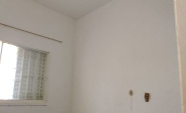 00090 Casa p/ 6 con amplio parque a mts del Rio y de plaza- con cochera